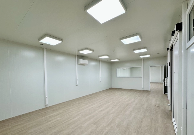 Bureelcabine in productieruimte van chocoladefabriek