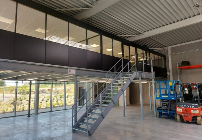 Scheidingswand en bureelcabine: twee projecten, twee oplossingen op maat